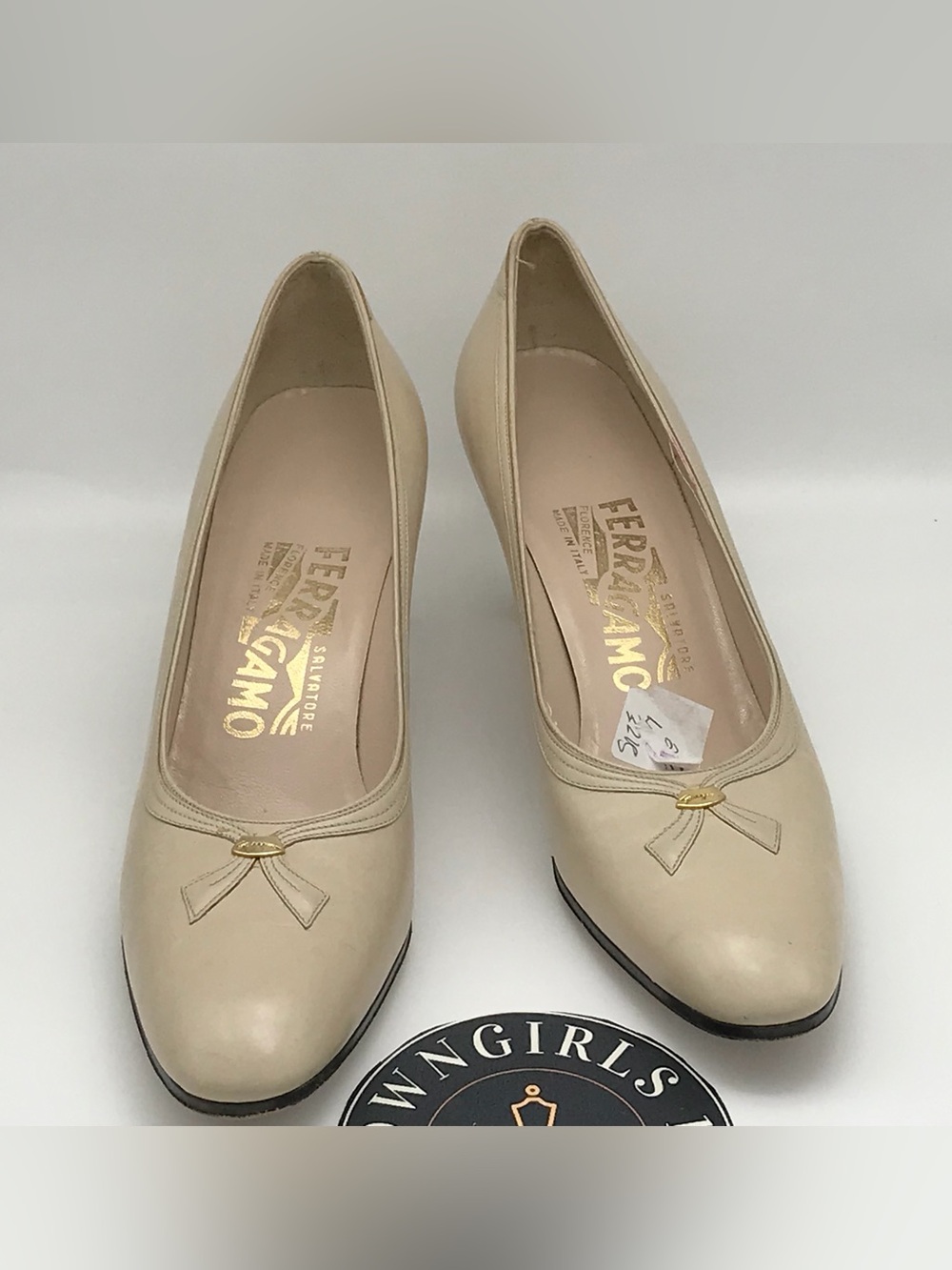 Salvatore Ferragamo Women's Cream Leather Bow Pump Size 7